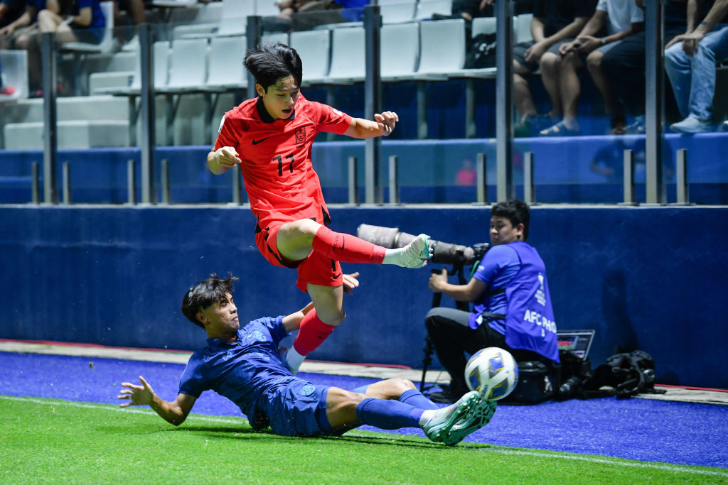Yang Min-Hyuk (No11.) of Korea Republic and Chanasorn