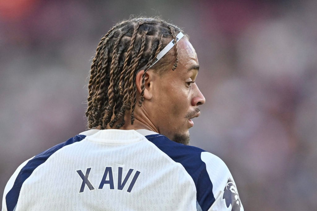 Tottenham star Xavi Simons looking behind