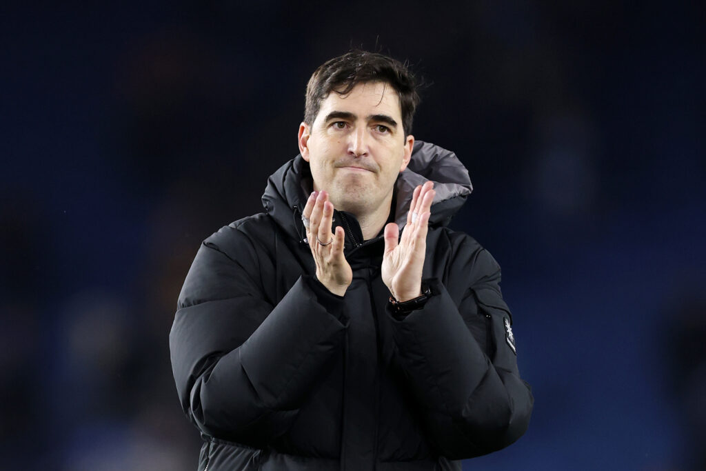 Andoni Iraola clapping.